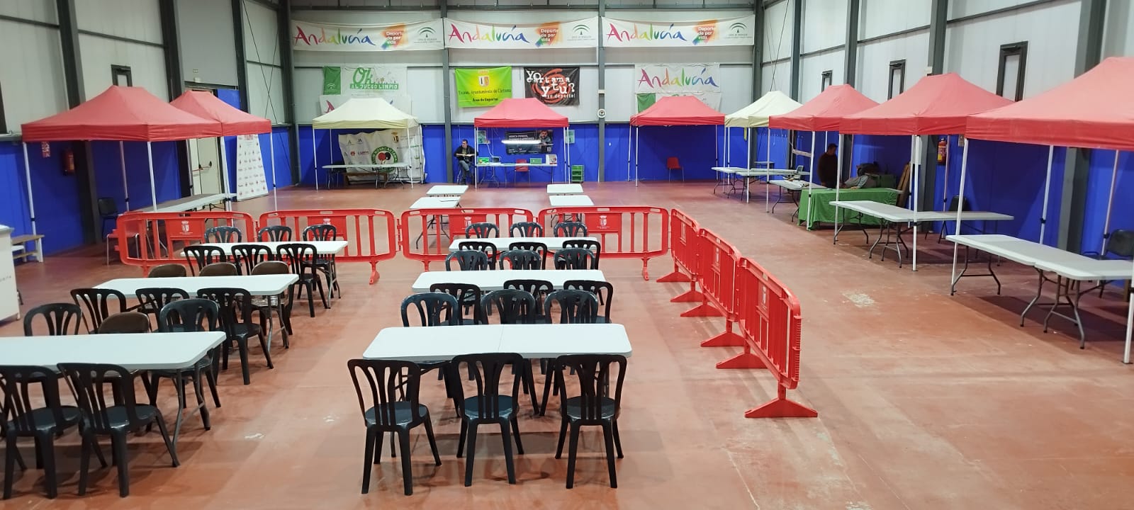 Pabellón preparado con carpas y expositores para la feria de aves en Cártama