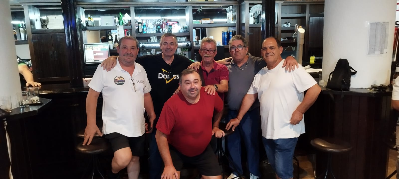 Socios de la Asociación Ornitológica Ciudad de Cártama reunidos en un encuentro