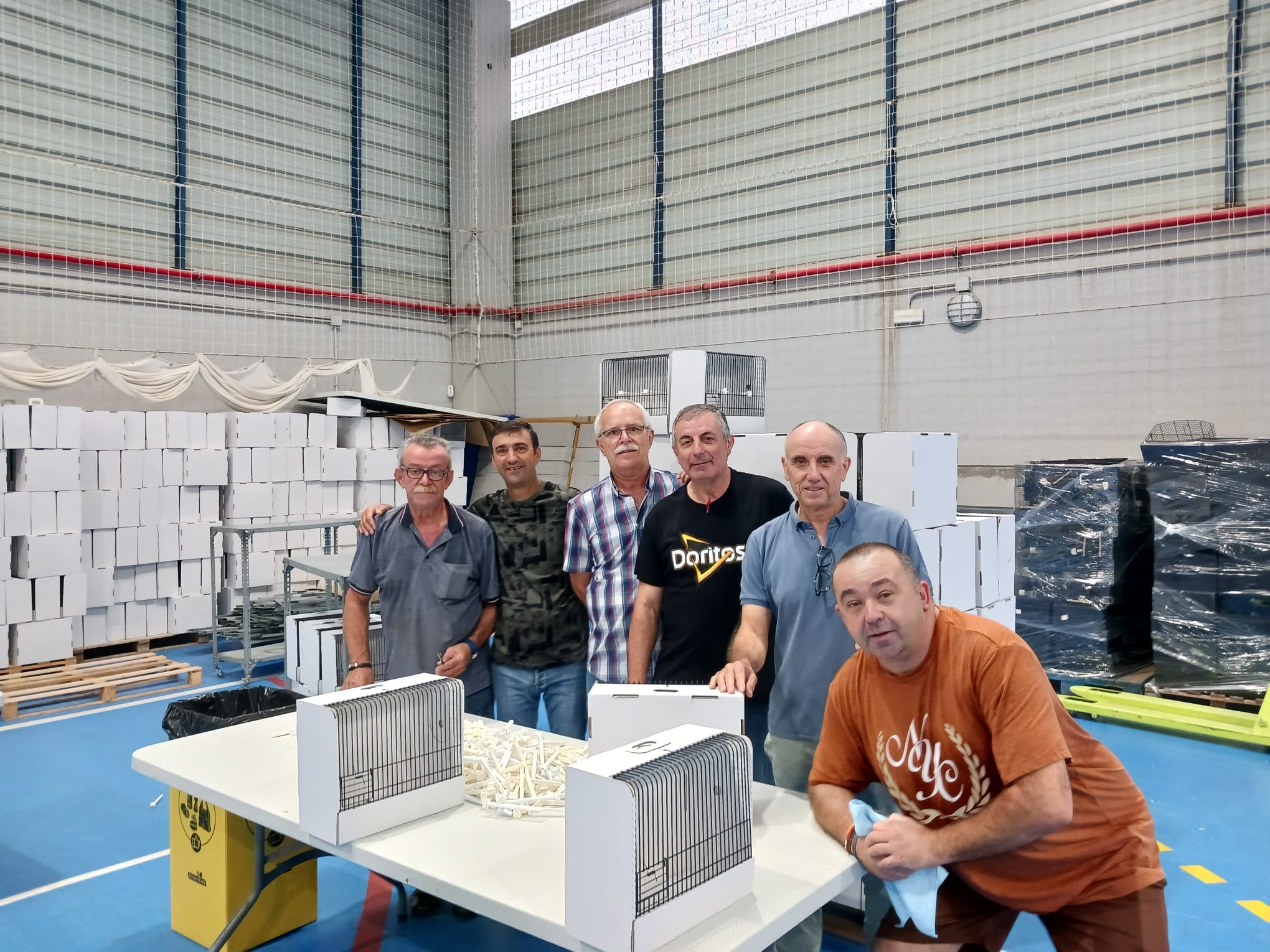 Socios de la asociación montando jaulas de concurso ornitológico en Cártama, Málaga