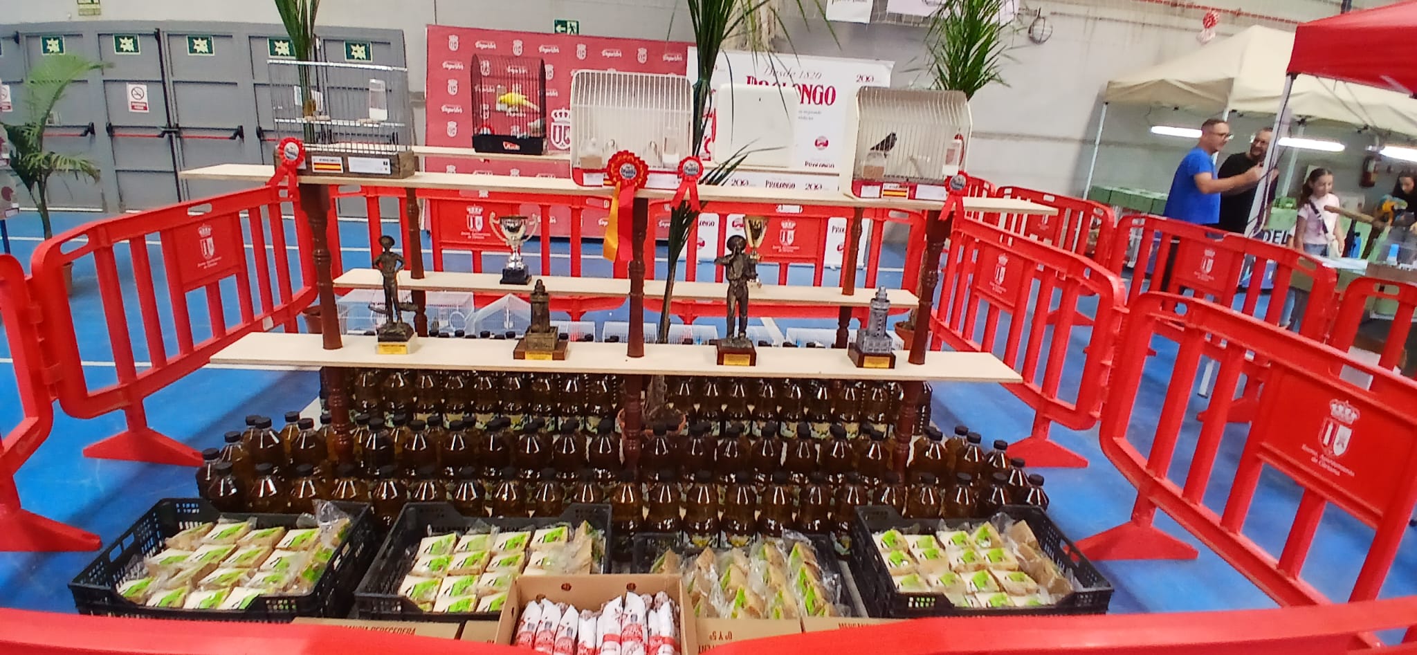 Mesa de trofeos y premios del Concurso Ornitológico Ciudad de Cártama con aves campeonas