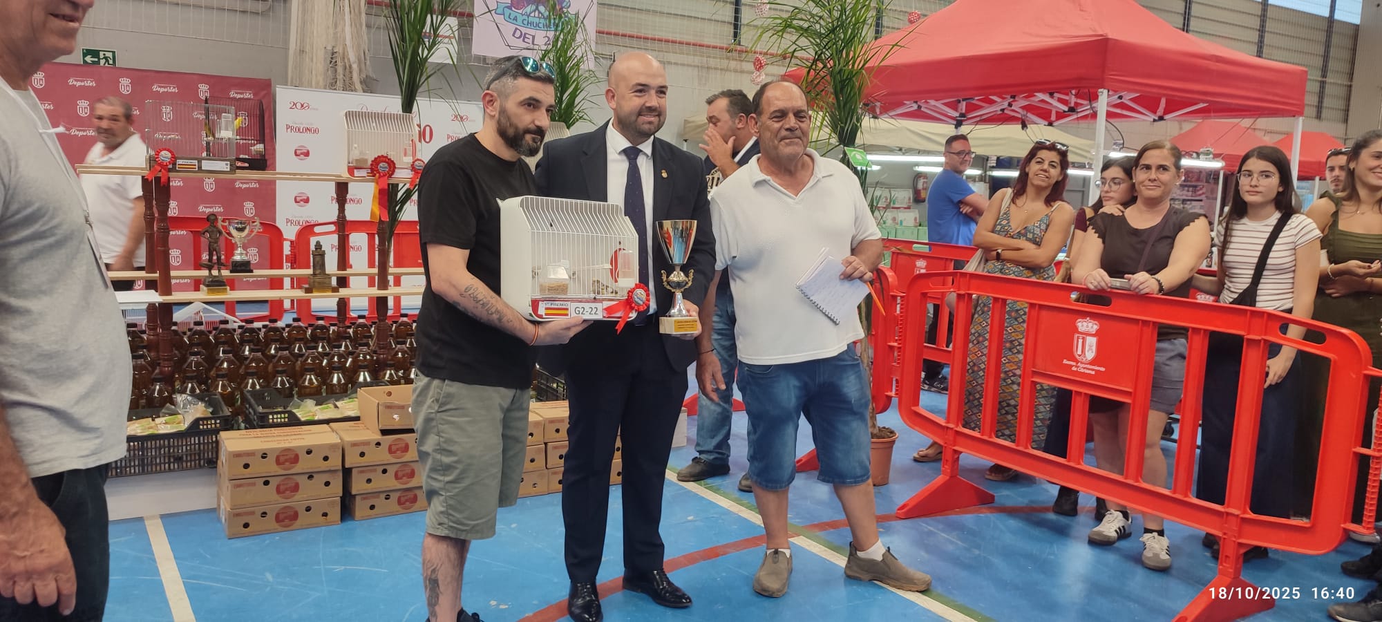 Entrega de trofeos a un criador premiado en el concurso ornitológico de Cártama, Andalucía